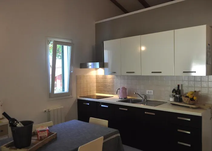 Vila Kamenjak Volme, Cousy House With Pool Banjole
